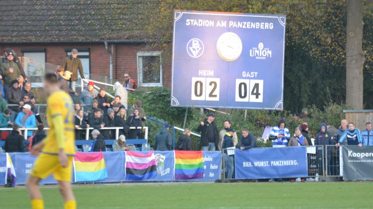 Die BSV-Fanszene hatte für das Spiel gegen Atlas Delmenhorst zu einer Aktion gegen Queerfeindlichkeit aufgerufen. Die Gästefans hingegen fielen durch Sprüche unterhalb der Gürtellinie auf.