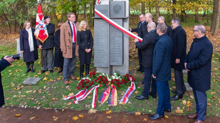 Ein Mahnmal für die in Maczków (Haren) verstorbenen Polen ist auf dem Kriegsgräberfriedhof Groß Fullen enthüllt worden. 