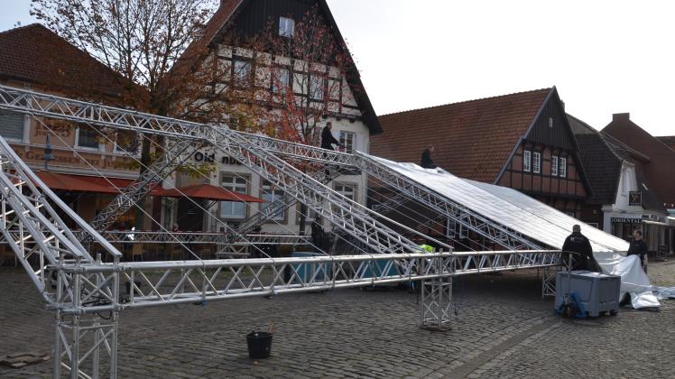 Die Dachkonstruktion für die Eisbahn auf dem Kirchplatz ist am Dienstag aufgebaut worden.