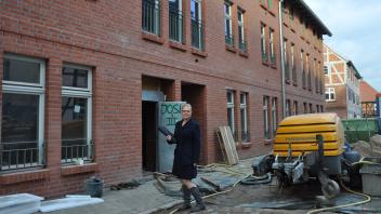 Froh über jeden neuen Fortschritt auf der Großbaustelle in der Kirchenstraße: Bürgermeisterin Kathleen Bartels.