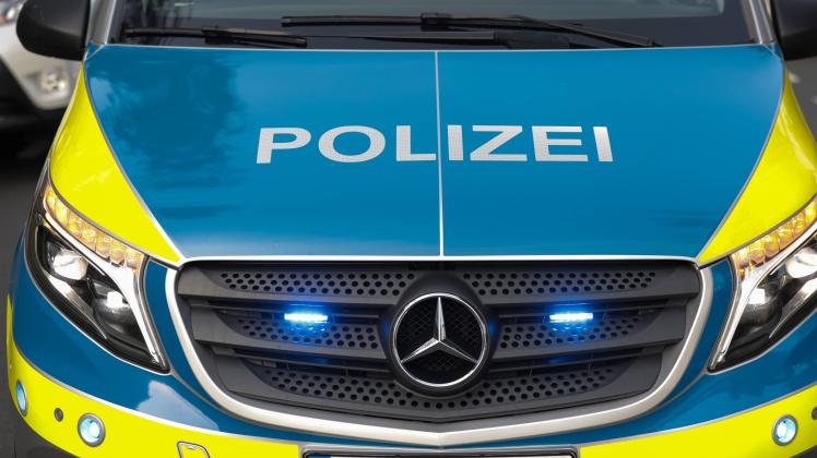 Symbolbild Polizei Ein Streifenwagen der Landespolizei NRW hat das Blaulicht eingeschaltet, in der Frontanzeige erschei