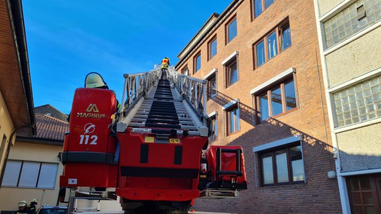 Mithilfe der Drehleiter der Feuerwehr Surwold wurden „Vermisste“ aus dem Obergeschoss der Johannesburg gerettet.