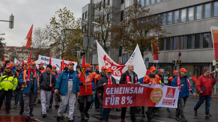 Am Mittwoch, 16. November 2022 demonstrierten etwa 1500 Mitarbeiter von KME und VW in Osnabrück.