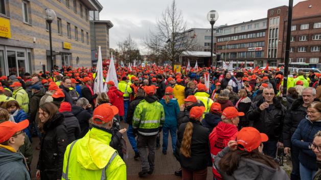 1800 Metaller Demonstrieren Heute In Osnabr ck F r Mehr Lohn 1800-metaller-demonstrieren-heute-in-osnabr-ck-f-r-mehr-lohn