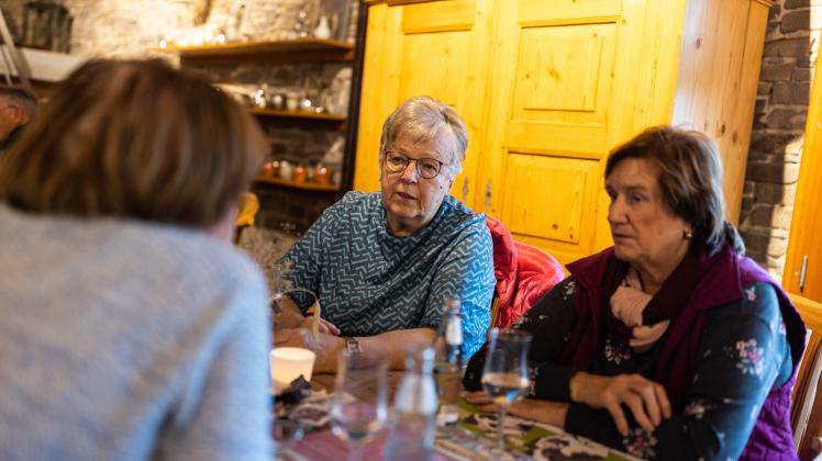 Ältere Damen treffen sich zum Tanztee im Cafe Hof Gösling und erzählen von ihrem Leben. Foto: Michael Gründel