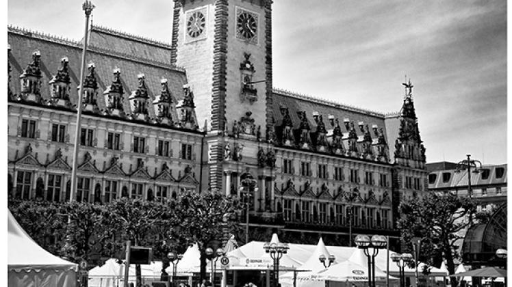 Das Rathaus in Hamburg in einer Schwarz-Weiß-Aufnahme von Fotokünstler Björn Sieg.