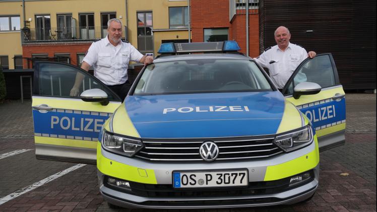 Martin Möller und Hans-Peter Kuzma vor ihrem Dienstwagen an der Polizeistation Hagen aTW, 16.11.2022