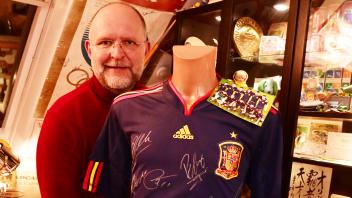 Foto Rolf Tobis
Sporler -Museum 
Frank Schaeffka
Trikot Spanisch Fuballmannscht mit Autogrammen
Weltmeister 2010