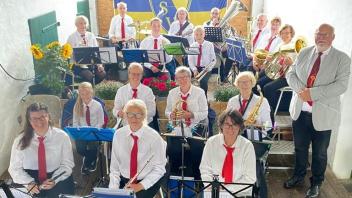 Wenige Wochen nach einem Auftritt bei einem Erntefest in der Gemeinde Stepenitztal werden die Musiker um Hartwig Kessler (r.) nun ein Konzert im Grevesmühlener Rathaussaal geben.