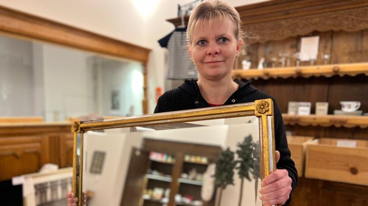 Nadine Sadetzky arbeitet seit mehr als 20 Jahren im Hotel Wünschmann auf Sylt: Jetzt steht sie jeden Tag im Foyer und berät die Flohmarkt-Kunden. 