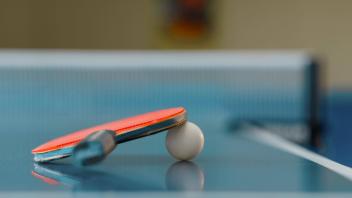 Ping pong racket and ball on game table, closeup Copyright: xNomadSoulx Panthermedia28067064