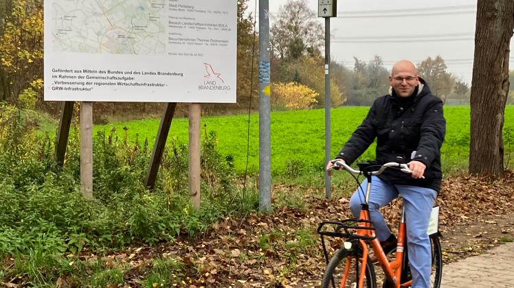 Auch Landrat Christian Müller ließ es sich nicht nehmen, die modernisierten Radwege in Perleberg gleich einmal selbst auszuprobieren.