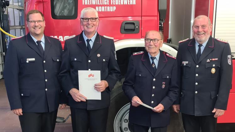 Nortrup, Feuerwehr Nortrup ehrt Herbert Kuna und Alois Wellbrock für 40-jährige Mitgliedschaft; Foto: Feuerwehr Nortrup