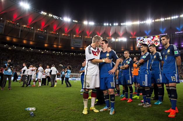 Bei der WM 2014 in Brasilien triumphierte am Ende die deutsche Nationalmannschaft. Nach dem Finale im legendären Maracana-Stadion tröstete DFB-Kapitän Bastian Schweinsteiger Lionel Messi.