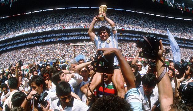 Im legendären Finale der WM 1986 im Aztekenstadion unterliegt Deutschland am Ende Argentinien um Superstar Diego Maradona mit 2:3.