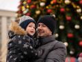 Smiling man carrying son at Christmas market model released, Symbolfoto, SSGF00968