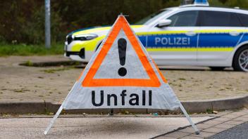 Deutschland 13. Oktober 2022: An einer Straße steht ein faltbares Warndreieck der Polizei mit der Aufschrift Unfall. Im