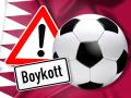 FOTOMONTAGE, Schwarz-weißer Fußball mit Warnschild und Schriftzug Boykott vor Fahne von Katar, Symbolfoto Fußballweltmei