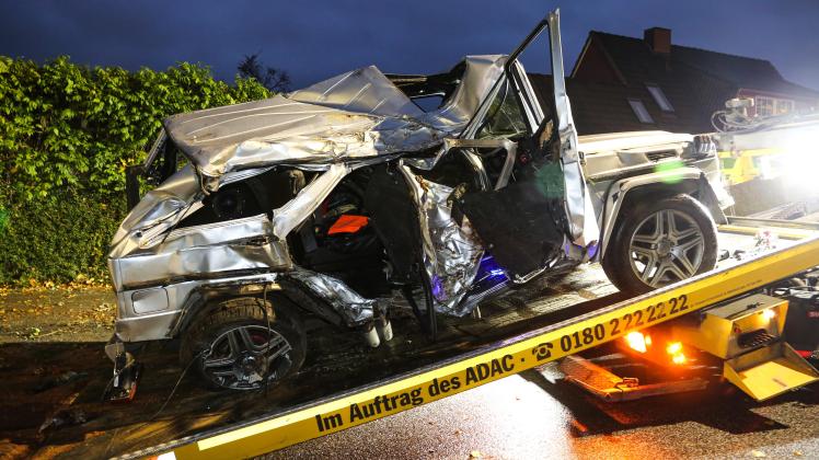 Der Mercedes wird nach dem schweren Unfall in Einfeld, bei dem ein Mann starb, mit einem Abschleppwagen abtransportiert. Raste das Fahrzeug vorher mit deutlich überhöhter Geschwindigkeit durch die Nacht? Die Ermittlungen dauern an.