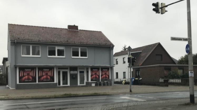 Die Werbung für das geplante Wettbüro an der Schönemoorer Straße in Delmenhorst ist bereits angebracht - doch die Stadt will die Eröffnung des Zockercafés verbieten.