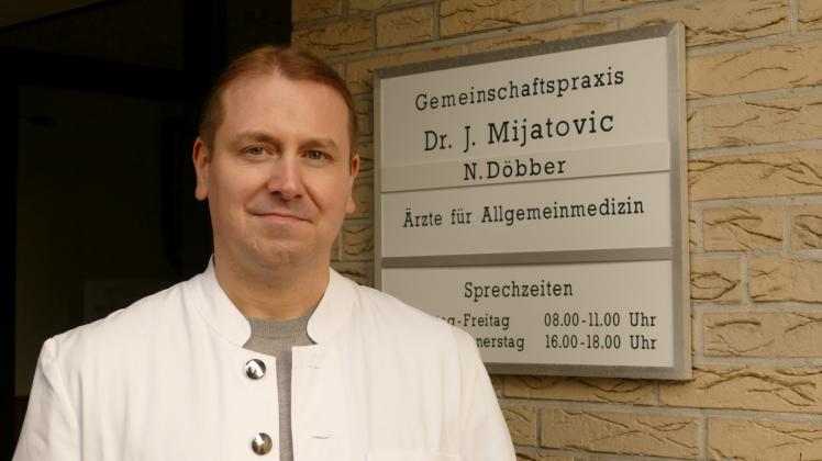 Sein Name ziert schon das Praxisschild. Ab 1. Dezember arbeitet Nils Döbber als Allgemeinmediziner in Flachsmeer.