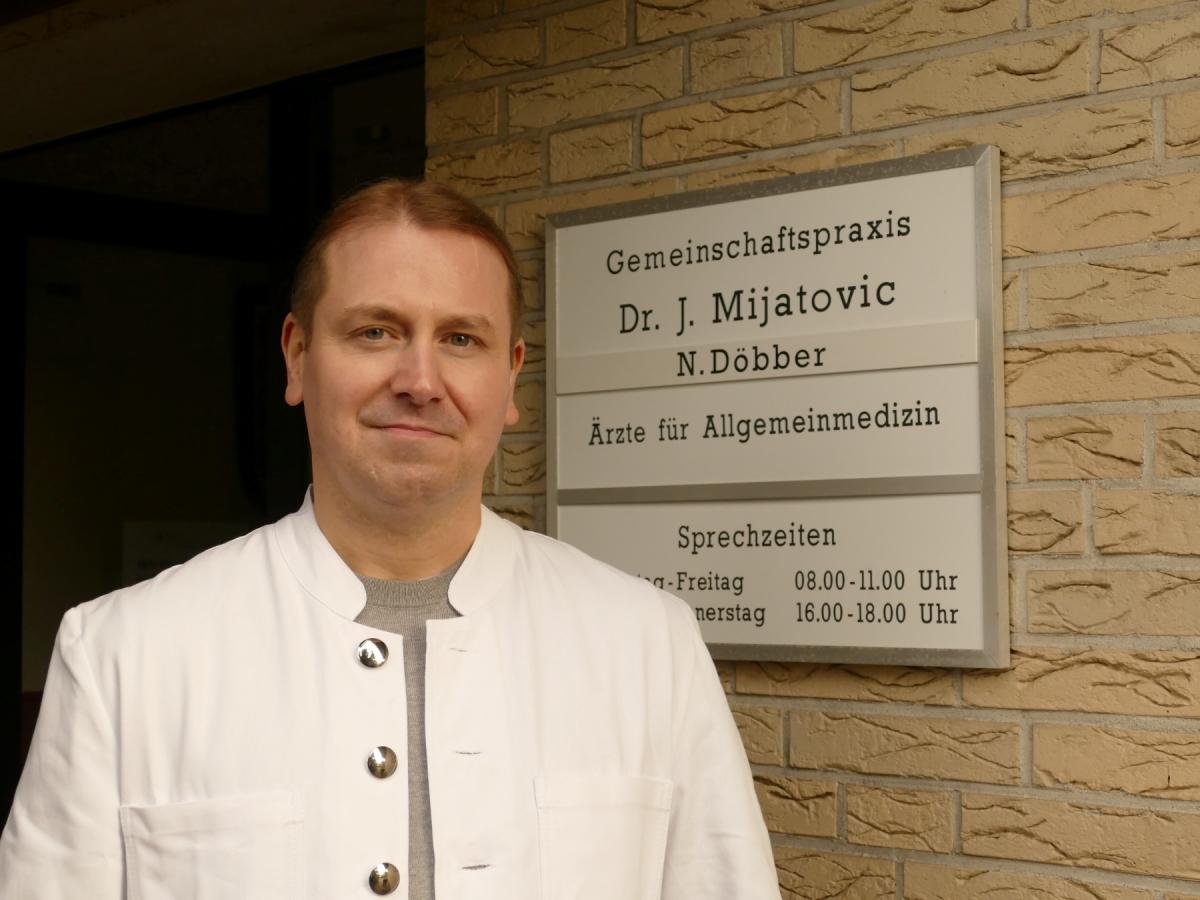 Neuer Hausarzt: Nils Döbber steigt in Praxis in Flachsmeer ein | NOZ