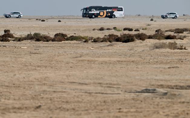 Ein Bus mit der deutschen Nationalmannschaft fährt durch die Wüste zum Zulal Wellness Resort. Dort ist die Unterkunft der Spieler während der WM.