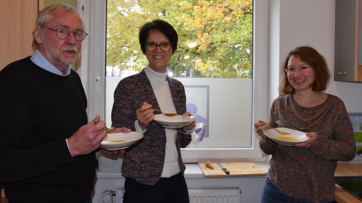 Dr. Johann Böhmann und Gesundheitslotsin Manuela Wiese (Mitte) genießen die Kürbissuppe, die Ernährungsberaterin Christina Stolle mit ihrer Gruppe gekocht hat.