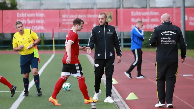 Trainer Max Prust (Mitte) und der Doberaner FC wollen ihre starke Hinrunde mit einem Sieg gegen den Verbandsligisten FSV Einheit Ueckermünde krönen.