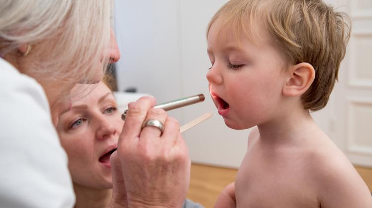 Tipps für Eltern: Wann müssen Kleinkinder mit Halsweh zum Arzt?