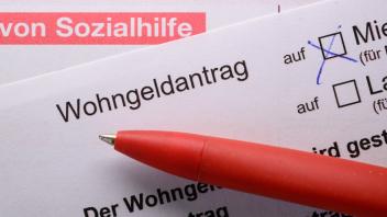 11.08.2022, Sachsen, Dresden: ILLUSTRATION - Ein Stift liegt auf einem Antrag von Sozialhilfe und einem Wohngeldantrag auf einem Tisch. (gestellte Szene) Foto: Robert Michael/dpa +++ dpa-Bildfunk +++