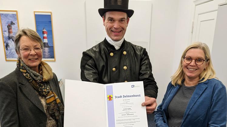 Oberbürgermeisterin Petra Gerlach hat im Beisein von Dr. Nicolin Niebuhr (links, Fachdienstleiterin Veterinär- und Ordnungswesen) Carsten Kettler zum neuen Bezirksschornsteinfeger ernannt.