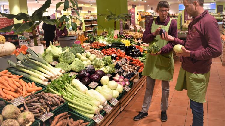 Fachsimpeln am Gemüsestand im Al-Natura-Markt: Inhaber Ulli Löhle im Gespräch mit Verkäuferin Michaela Thiel.
