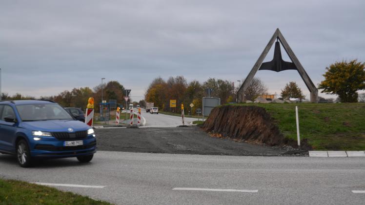 Bahn frei für etwas Großes. Der Kreisverkehr am Autohof Wikingerland in Busdorf wurde zur Hälfte abgeräumt. 