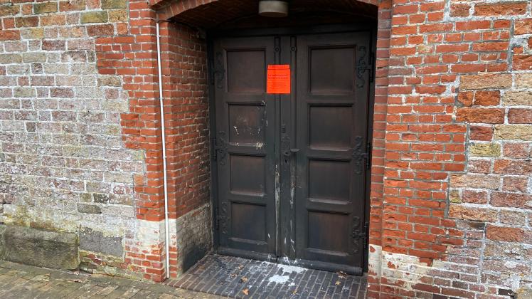 Von Feuerspuren gezeichnet: Die Tür der Langenhorner Kirche ist am vergangenen Sonnabend zur Zielscheibe eines Brandanschlags geworden.