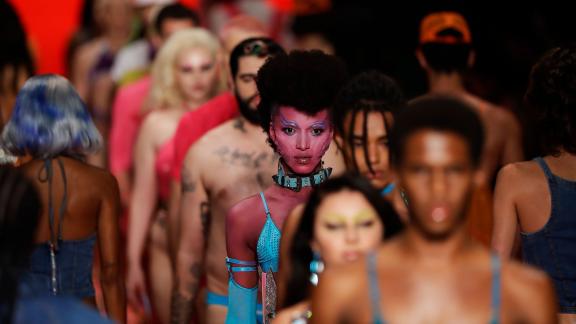<p>Auf der Sao Paulo Fashion Week präsentierte nun die Modemarke Bold Strap ihre bunten Kreationen. Foto: Marcelo Chello/AP/dpa</p> Fashion Week in Sao Paulo