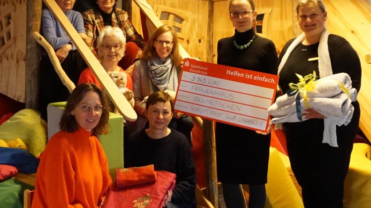 Die Präsidentin des SI-Clubs Osnabrück übergibt einen Spendenscheck von knapp 4000 Euro an das Osnabrücker Frauenhaus.