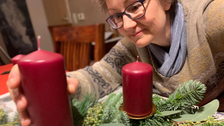 Zuhause lässt sich ein Adventskranz mit frischem Grün in zwei Stunden fertigen
