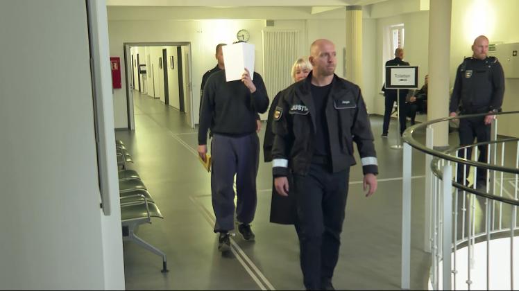 Prozess in Rostock gegen 27-Jährigen wegen dreifachen Mordes an Familie in Rövershagen.