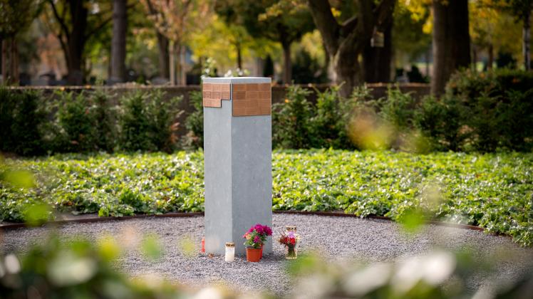 In einem Urnenreihengrab unter Bodendeckern, wie hier in der  Dodesheide, werden auf dem Heger Friedhof in Osnabrück Menschen beerdigt, deren Angehörige nicht zu ermitteln sind. Namensplaketten an der Säule in der Mitte erinnern an die Toten.