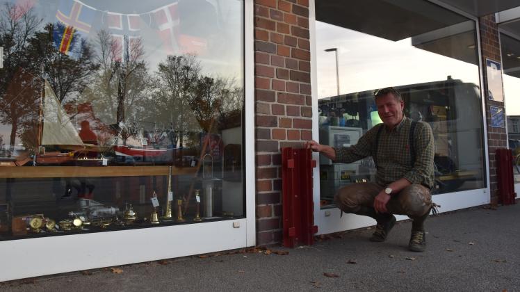 Jan Innecken hat vor seinem Geschäft Einfassungen für Schotten gebaut, die den Laden vor Hochwasser schützen.