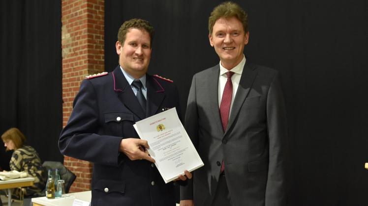 Der bisherige Lingener Stadtrandmeister Ralf Berndzen ist zum Ehrenbrandmeister ernannt worden. Die Auszeichnung nahm Oberbürgermeister Dieter Krone vor.