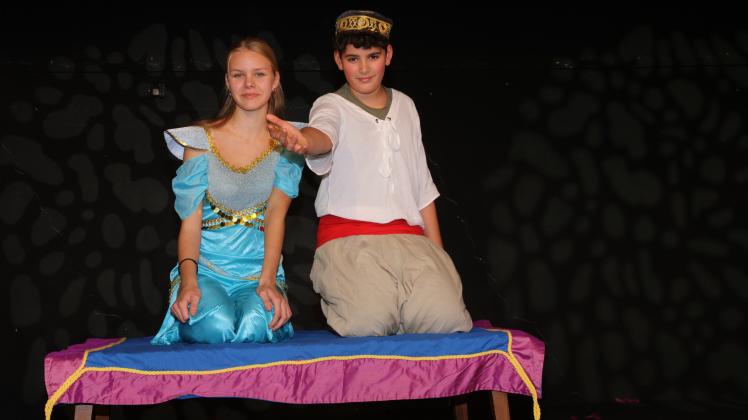 Prinzessin Jasmin und Aladin auf dem fliegenden Teppich.
