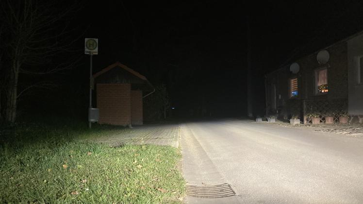 Die einzigen Lichtquellen in Tessin sind seit Monaten vorbeifahrende Fahrzeuge oder die Beleuchtung in den Wohnhäusern. 