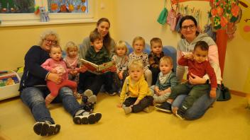 In der Krippengruppe von Silvia Ihde (l.) und Judith Niemann (r.) las Mama Antje Bartlau (Mitte) eine Herbstgeschichte für die Mädchen und Jungen. 