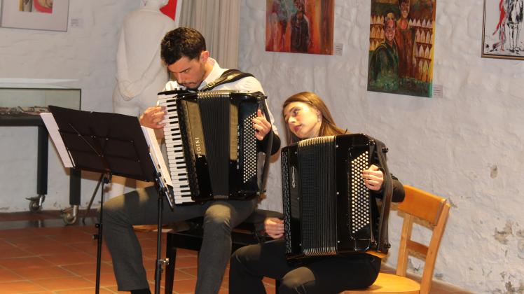 Mihajlo Milosevic (links) und Tetiana Muchychka beeindruckten beim Kornmühlen-Konzert als „Duo Weles“.