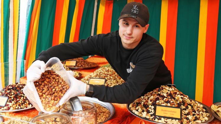 Bei der „Edelnuss“ dreht sich alles um die kleinen harten Früchte. Inhaber Viktor Grudovik betreut die Kundinnen und Kunden. // Oeseder Wochenmarkt