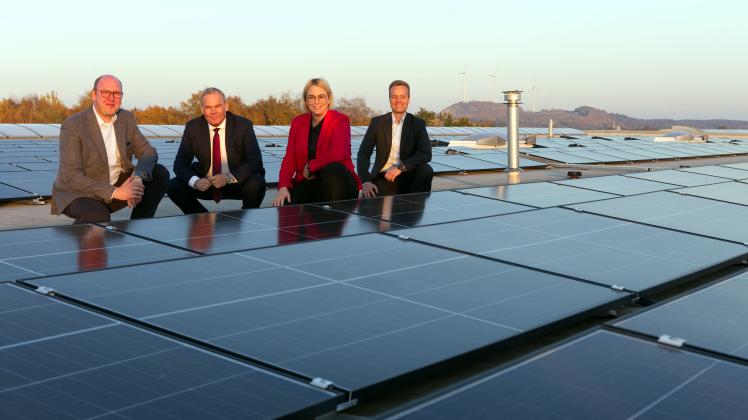 Thomas Kettler und Michael Rieken (Bohnenkamp AG) nahmen die neue Solaranlage auf dem Dach der Logistikhalle des Reifenhändlers zusammen mit Oberbürgermeisterin Katharina Pötter und Hannes Quast von der Wirtschaftsförderung in Betrieb. 
