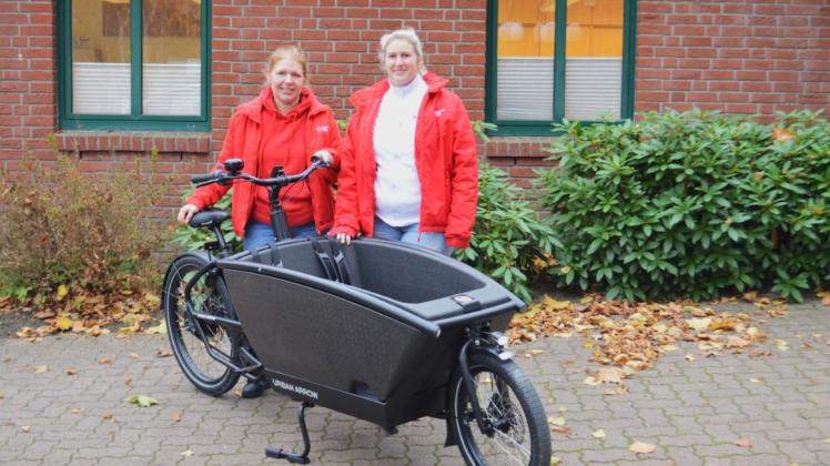 Stefani Vorwerk, Pflegefachkraft in der DRK-Sozialstation Großhansdorf (li.), freut sich mit Pflegedienstleiterin Nancy Herrmann über ihr neues Lastenrad. 
