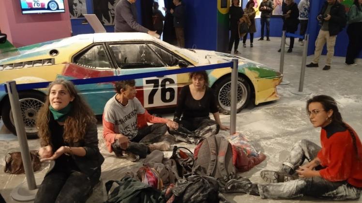 Klima-Aktivisten schütten Mehl auf Andy-Warhol-Auto in Mailand